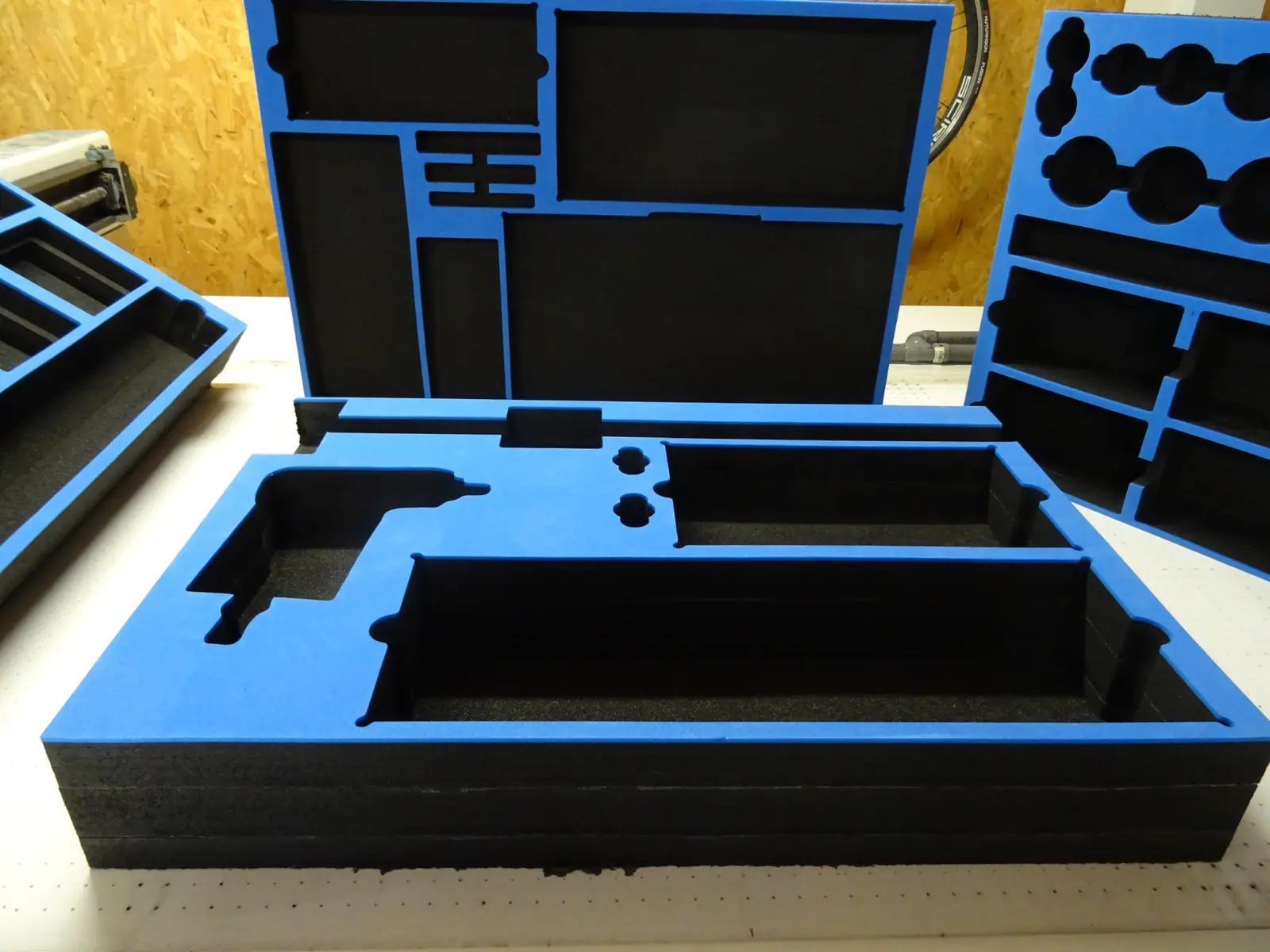 Ensemble de calages industriels noirs avec repérage bleu