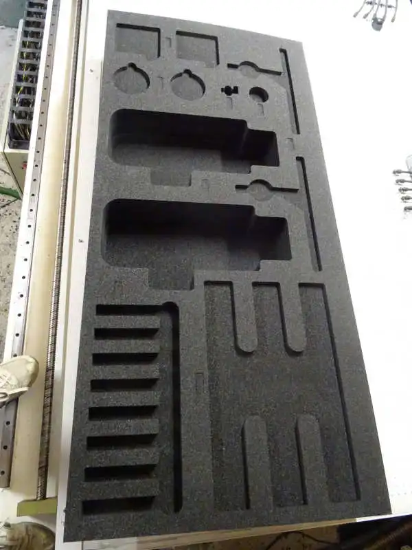 Grand calage technique usiné dans une plaque de mousse noire