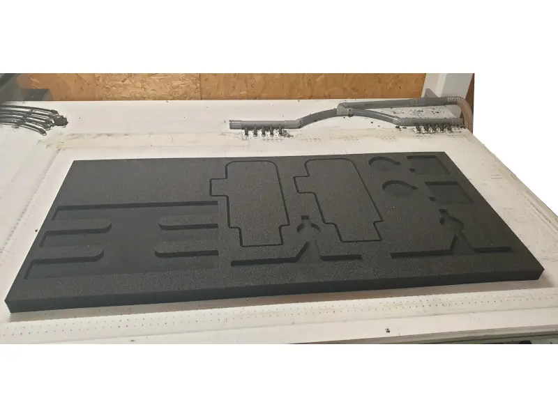 Grand calage en mousse noire usiné sur une fraiseuse CNC