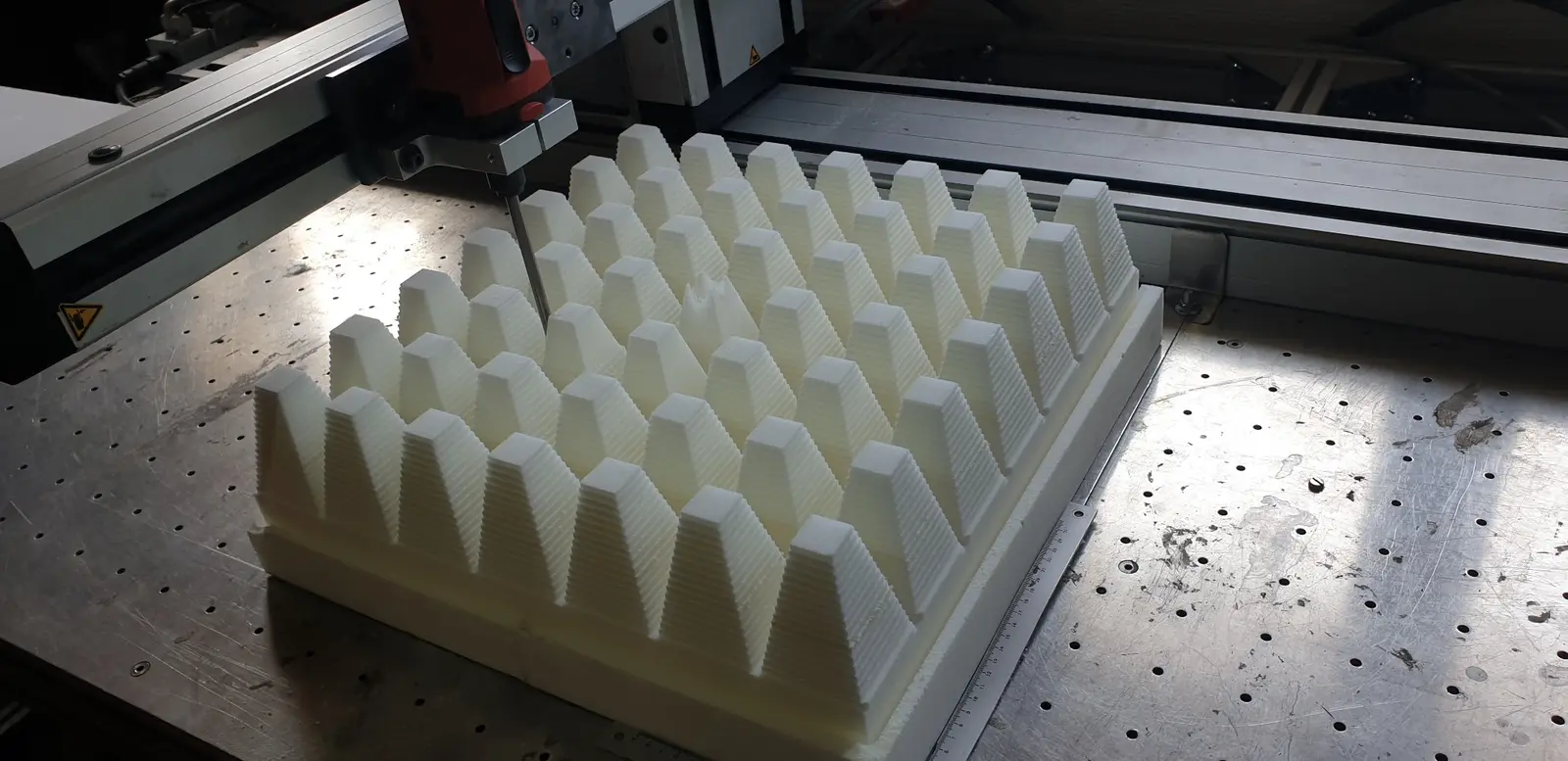 Usinage CNC en série de formes pyramidales blanches en ROHACELL
